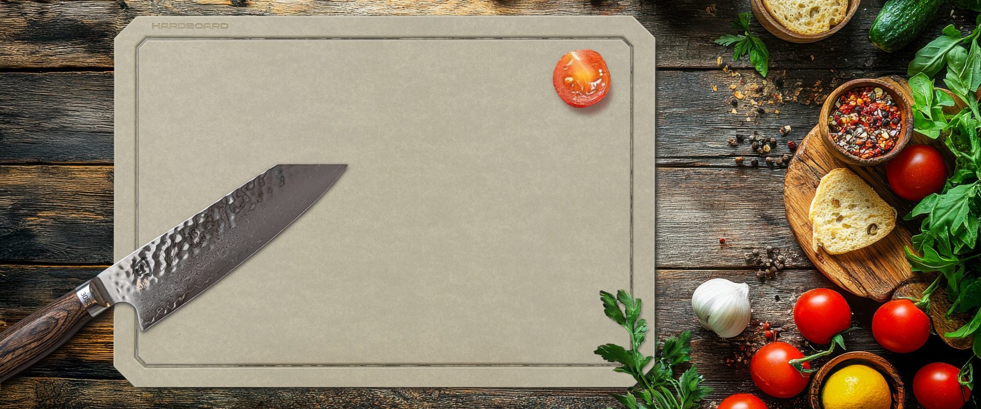 HARDBOARD - das perfekte Schneidebrett für die Küche HARDBOARD Schneidebrett in Sand auf Holztisch – aus Paperstone, nachhaltig, hitzebeständig, schlicht und langlebig